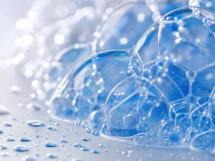 Clorox Co. Reinigungsmittel-Makro US1890541097 zeigt irisierenden Seifenschaum mit Wassertropfen in extremer Nahaufnahme - Foto: THN