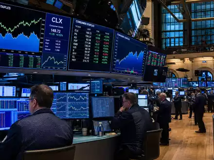 Clorox Co. Aktie US1890541097 auf dem NYSE-Börsenparkett mit Händlern, Bildschirmen und Konsumgüter-Kursdaten - Foto: THN