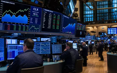Clorox Co. Aktie US1890541097 auf dem NYSE-Börsenparkett mit Händlern, Bildschirmen und Konsumgüter-Kursdaten - Foto: THN