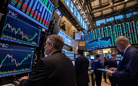 Cincinnati Financial US1720621011 NASDAQ-Handelssaal mit P&C-Aktiencharts Händler in Anzügen vor mehreren Monitoren - Foto: THN