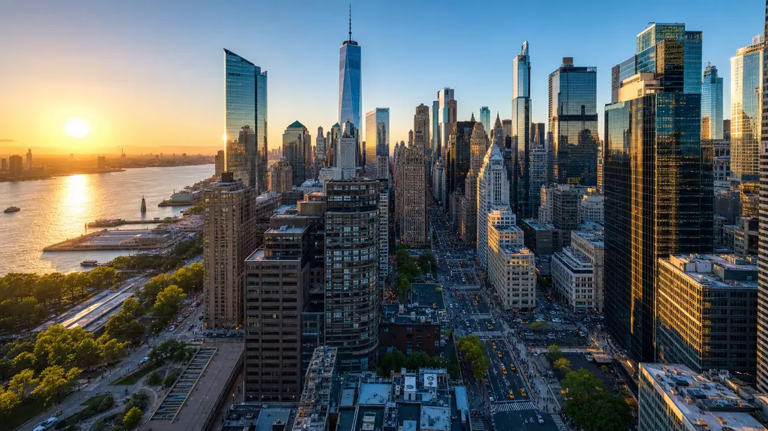 Fotorealistisches Luftbild des New Yorker Finanzviertels bei Sonnenaufgang