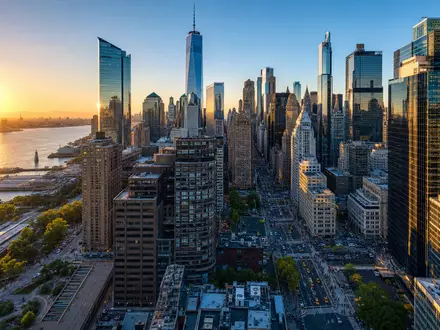 Citigroup Inc. zeigt globales Bankenzentrum Manhattan Skyline bei goldenem Sonnenaufgang über dem Finanzdistrikt US1729674242 - Foto: THN