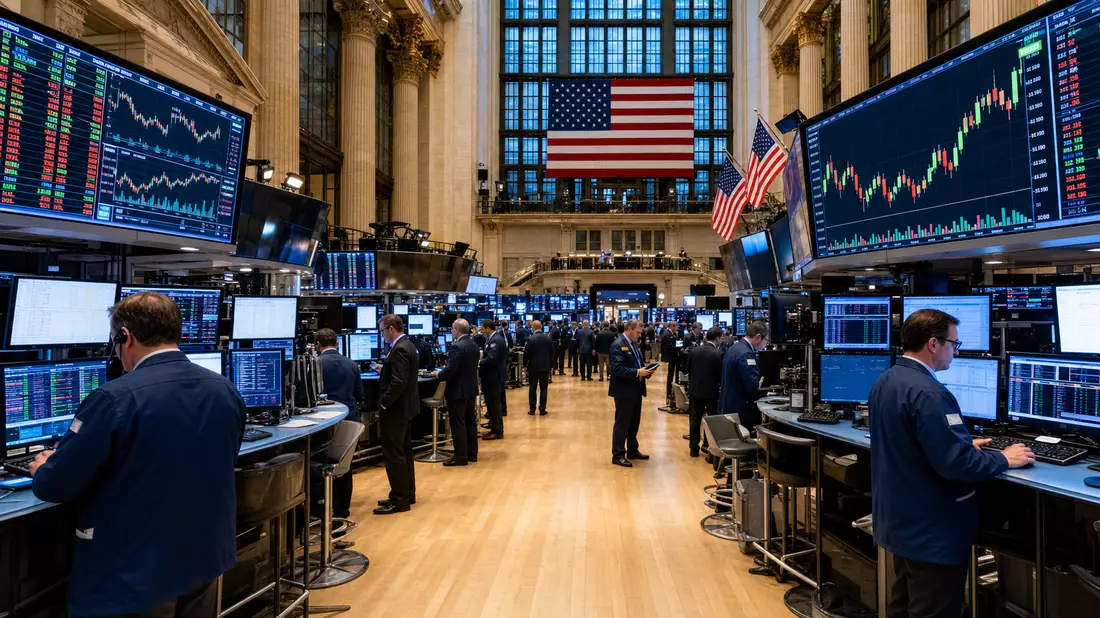 Editorial-Foto des NYSE-Handelsparkets mit Bildschirmcharts und Händlern in blauer Jacke