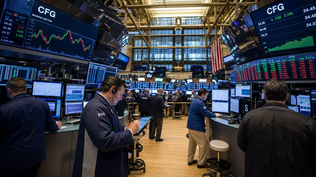 NYSE-Handelssaal mit Börsenhändlern, CFG-Kursanzeigen und Banking-Sektor-Charts auf Screens