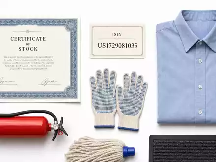 Cintas Corp. US1729081035 Flatlay mit Aktienzertifikat ISIN-Karte Arbeitshemd Sicherheitshandschuhen Feuerlöscher und Mopkopf - Foto: THN