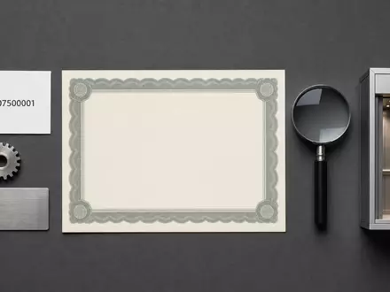 thyssenkrupp AG (DE0007500001): Flatlay mit Aktienzertifikat, ISIN-Karte, Stahlzahnrad, Metallmuster und einem kleinen Miniaturaufzug - Foto: THN