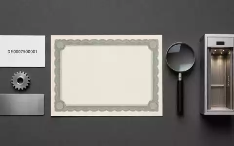 thyssenkrupp AG (DE0007500001): Flatlay mit Aktienzertifikat, ISIN-Karte, Stahlzahnrad, Metallmuster und einem kleinen Miniaturaufzug - Foto: THN
