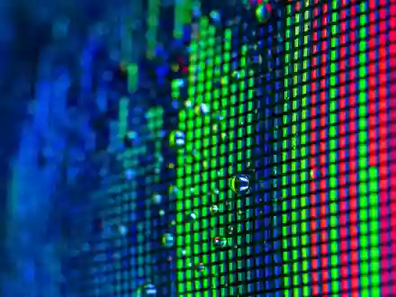 The Trade Desk (US88339J1051) zeigt Makroaufnahme eines Bildschirm-Pixelrasters mit farbigen Datenpunkten und Tropfen - Foto: THN