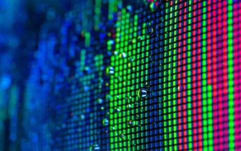 The Trade Desk (US88339J1051) zeigt Makroaufnahme eines Bildschirm-Pixelrasters mit farbigen Datenpunkten und Tropfen - Foto: THN
