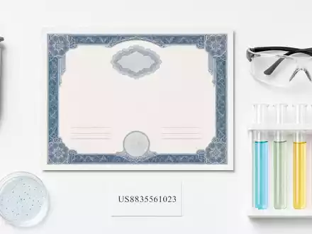 Flatlay-Arrangement repräsentiert Thermo Fisher Sci. US8835561023 mit Aktienzertifikat, ISIN-Karte und Laborutensilien auf weißem Untergrund - Foto: THN