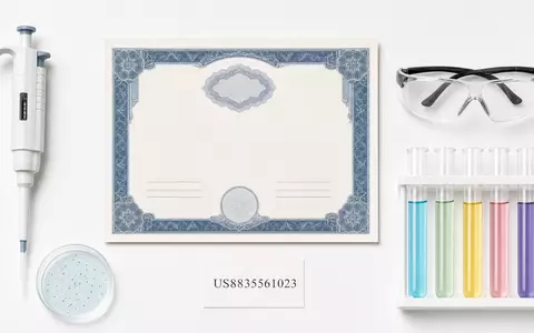 Flatlay-Arrangement repräsentiert Thermo Fisher Sci. US8835561023 mit Aktienzertifikat, ISIN-Karte und Laborutensilien auf weißem Untergrund - Foto: THN