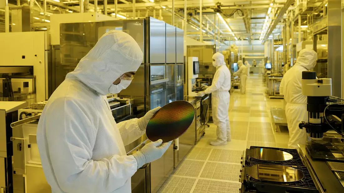 Fotorealistischer Reinraum mit Techniker und Silizium-Wafer in der Halbleiterproduktion