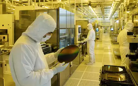 Texas Instruments (US8825081040) zeigt fotorealistisch Techniker im Reinraum bei Prüfung von Silizium-Wafern in Halbleiterfertigung - Foto: THN
