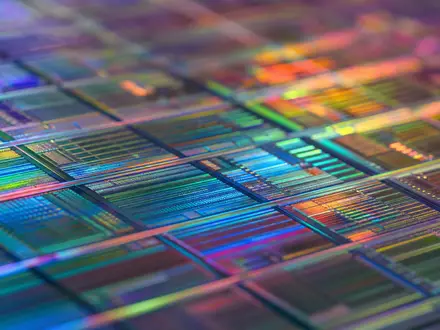 Texas Instruments (US8825081040) fängt in extremer Makroaufnahme die schillernden Schaltkreismuster einer Silizium-Waferoberfläche ein - Foto: THN