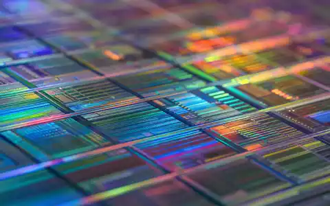Texas Instruments (US8825081040) fängt in extremer Makroaufnahme die schillernden Schaltkreismuster einer Silizium-Waferoberfläche ein - Foto: THN