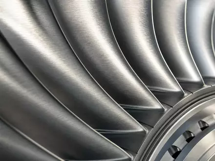 Makroaufnahme einer Turbinenschaufel aus Titan, repräsentiert Präzisionsfertigung von Textron Inc. (US8832031027) in der Luftfahrtindustrie - Foto: THN