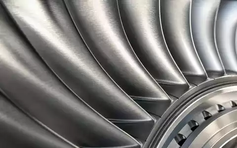 Makroaufnahme einer Turbinenschaufel aus Titan, repräsentiert Präzisionsfertigung von Textron Inc. (US8832031027) in der Luftfahrtindustrie - Foto: THN