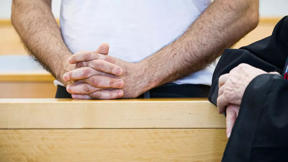 Ein 49 Jahre alter Arzt steht in Hannover vor Gericht - er soll Patienten mit Medikamenten getötet und es in einem Fall versucht haben. - Bild: Moritz Frankenberg/dpa