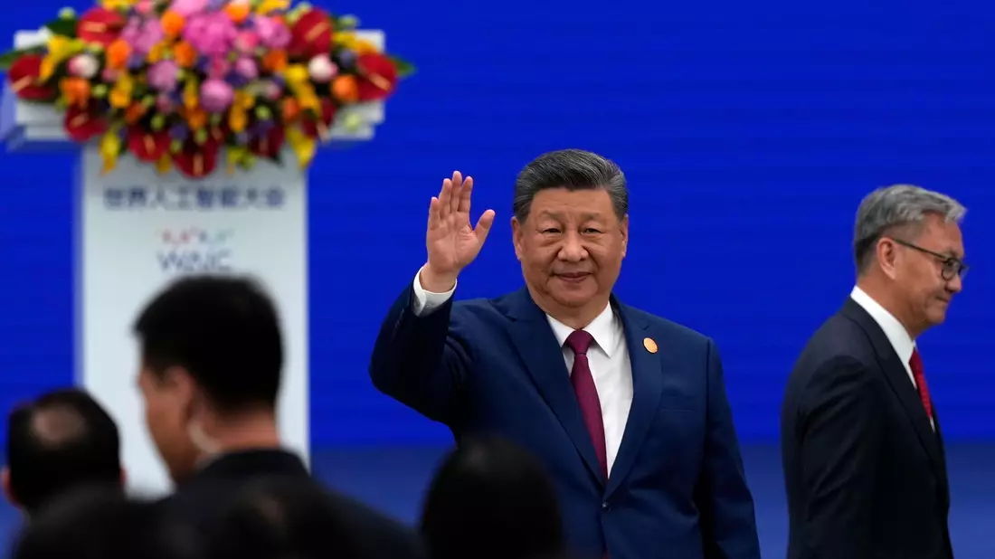 Chinas Staatschef Xi sprach erstmals bei der Welt-KI-Konferenz. - Bild: Ng Han Guan/AP Pool/AP/dpa
