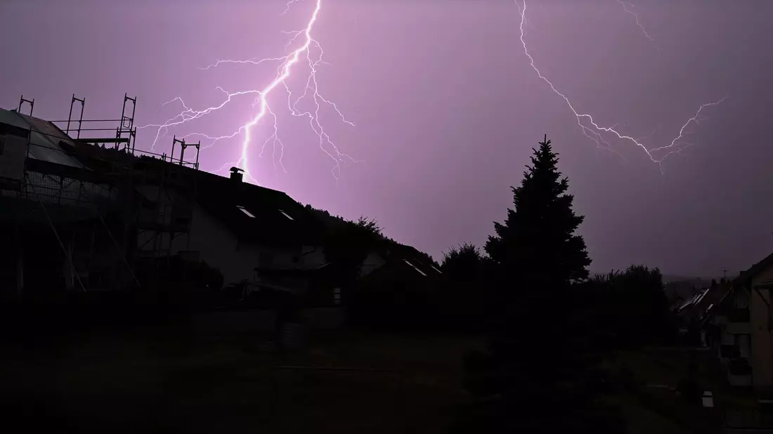 Das Tief, das die Unwettergefahr brachte, zieht am Samstag weiter.  - Bild: Silas Stein/dpa