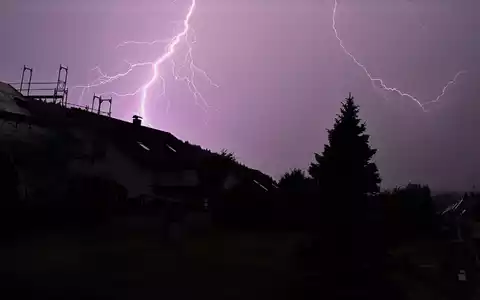 Das Tief, das die Unwettergefahr brachte, zieht am Samstag weiter.  - Foto: Silas Stein/dpa