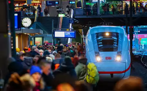 Die Deutsche Bahn muss laut einem Beschluss der Bundesnetzagentur auf hochbelasteten Strecken im Fernverkehr mehr Platz für die Konkurrenz machen. (Archivbild) - Foto: Christian Charisius/dpa