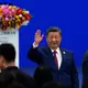 Chinas Staatschef Xi sprach erstmals bei der Welt-KI-Konferenz. - Bild: Ng Han Guan/AP Pool/AP/dpa