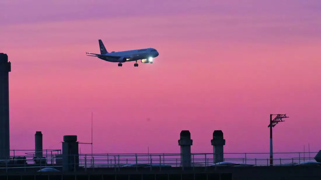 Der Flugverkehr soll stärker in das Treibhausgashandelssystem einbezogen werden. (Symbolbild) - Bild: Malin Wunderlich/dpa