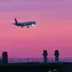 Der Flugverkehr soll stärker in das Treibhausgashandelssystem einbezogen werden. (Symbolbild) - Bild: Malin Wunderlich/dpa