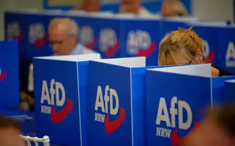 Beim AfD-Wahlparteitag in Marl ist der Machtkampf zwischen zwei innerparteilichen Lagern eskaliert. - Foto: Henning Kaiser/dpa