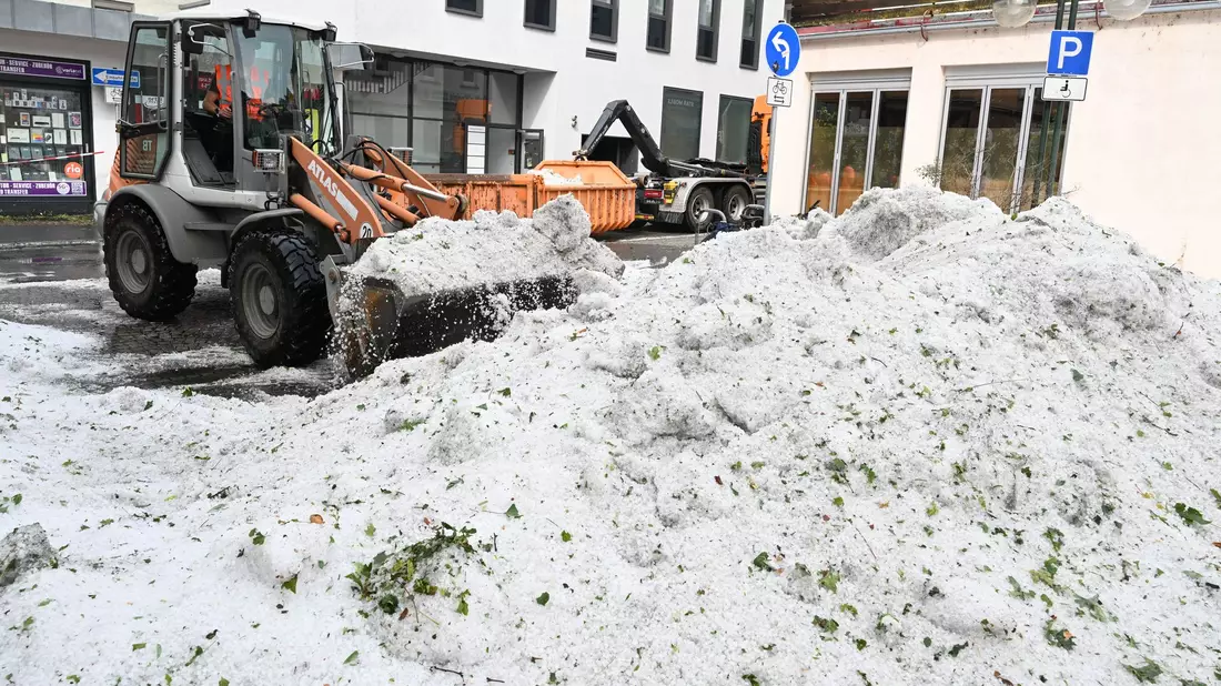 Hagel im Hochsommer - wie ist das möglich? (Archivbild) - Bild: Bernd Weißbrod/dpa