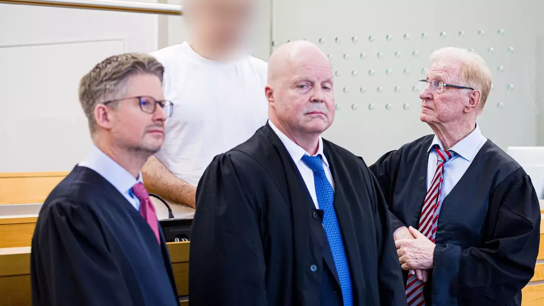 Seine Anwälte meinen: Ihr Mandant sei ein verantwortungsvoller Arzt, eine Tötungsabsicht liege nicht vor. - Bild: Moritz Frankenberg/dpa