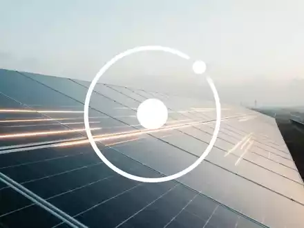 Abstrakte, atmosphärische Szene, die den Sektor der erneuerbaren Energien darstellt, mit einem Gefühl von technologischem Fortschritt und Investitionen. - Foto: über boerse-global.de