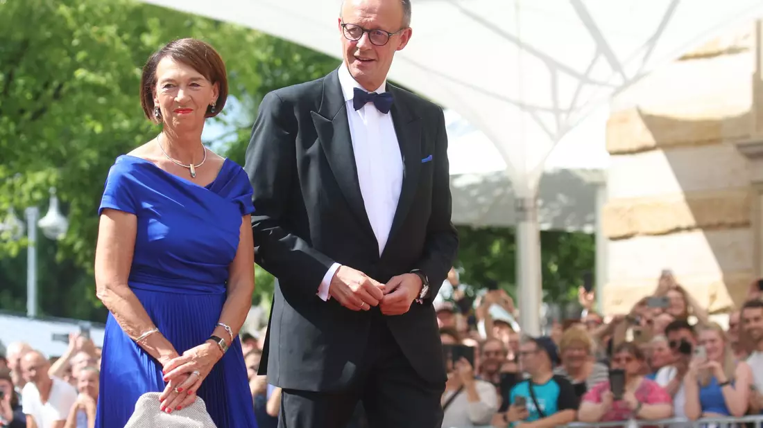 Merz und seine Frau waren im vergangenen Jahr dabei - und der Kanzler kommt erneut nach Bayreuth (Archivbild)  - Bild: Karl-Josef Hildenbrand/dpa