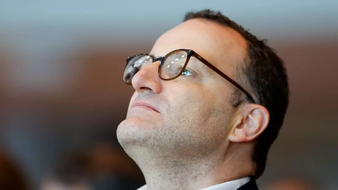 Unionsfraktionschef Jens Spahn gerät unter Druck, weil er mit seinem Mann mit Hilfe einer Leihmutter Nachwuchs bekam. (Archivbild) - Bild: Thomas Banneyer/dpa
