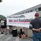 Vor der Urteilsverkündung gegen Susann E. demonstrierten etwa zwei Dutzend Menschen gegen Rechtsextremismus.  - Bild: Sebastian Kahnert/dpa