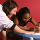 Das erste Aufeinandertreffen: Lamine Yamal begegnete (an der Seite seiner Mutter Sheila Ebana) schon als Baby bei einem Fotoshooting Lionel Messi. (Archivbild) - Bild: Joan Monfort/MONFJ/AP/dpa