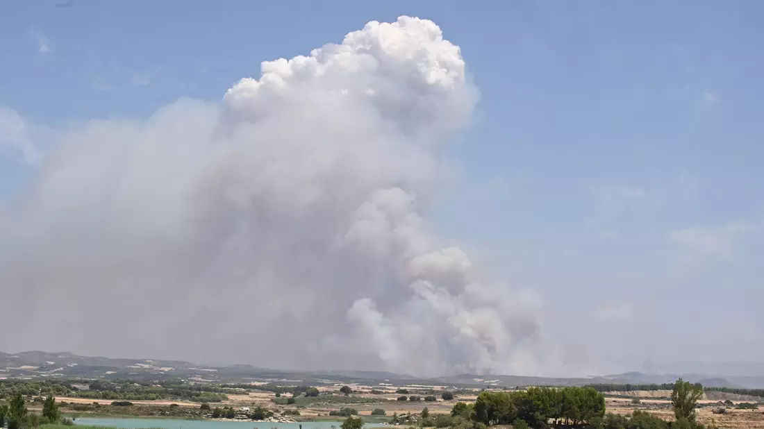 Die Flammen sind außer Kontrolle. - Bild: Ramón Comet/EUROPA PRESS/dpa