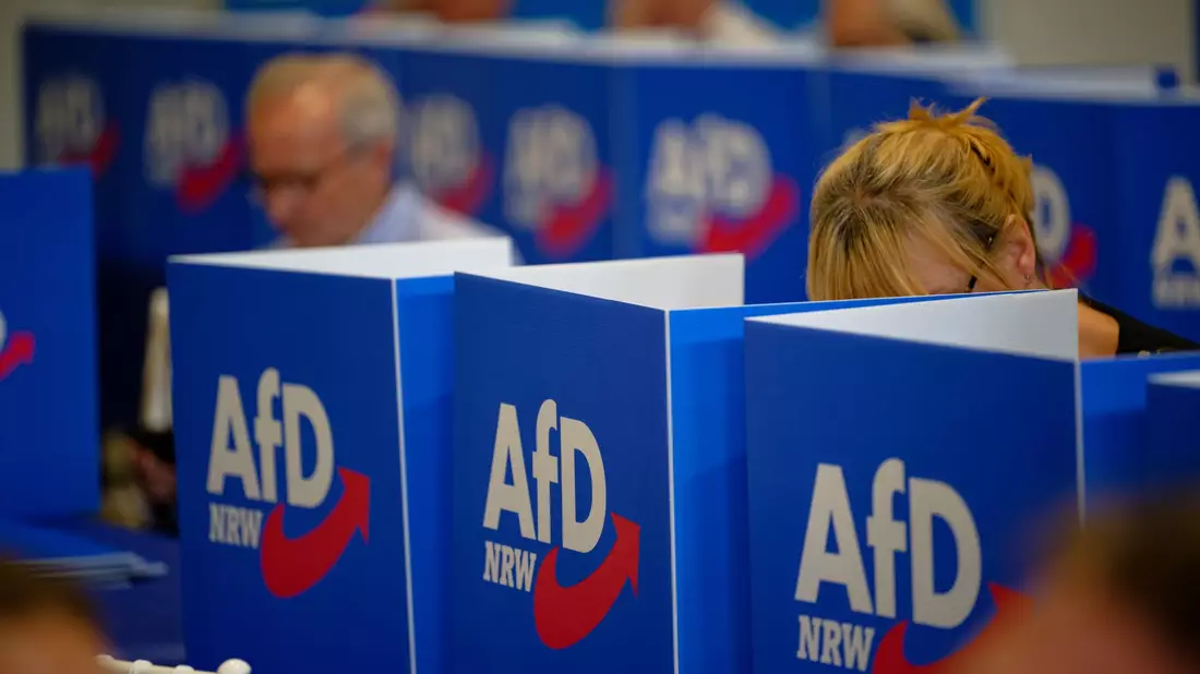 Beim AfD-Wahlparteitag in Marl ist der Machtkampf zwischen zwei innerparteilichen Lagern eskaliert. - Bild: Henning Kaiser/dpa