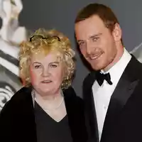 Die irische Oscar-Schauspielerin Brenda Fricker - hier an der Seite von Michael Fassbender - ist tot. (Archivbild) - Foto: Julien Behal/PA Wire/dpa