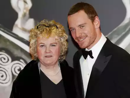 Die irische Oscar-Schauspielerin Brenda Fricker - hier an der Seite von Michael Fassbender - ist tot. (Archivbild) - Foto: Julien Behal/PA Wire/dpa