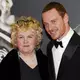 Die irische Oscar-Schauspielerin Brenda Fricker - hier an der Seite von Michael Fassbender - ist tot. (Archivbild) - Bild: Julien Behal/PA Wire/dpa