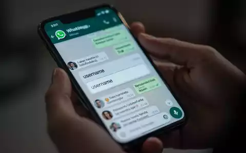 Nahaufnahme eines Smartphone-Bildschirms mit der WhatsApp-App und einem neuen Benutzernamenfeld, das digitale Kommunikation darstellt. - Foto: über boerse-global.de