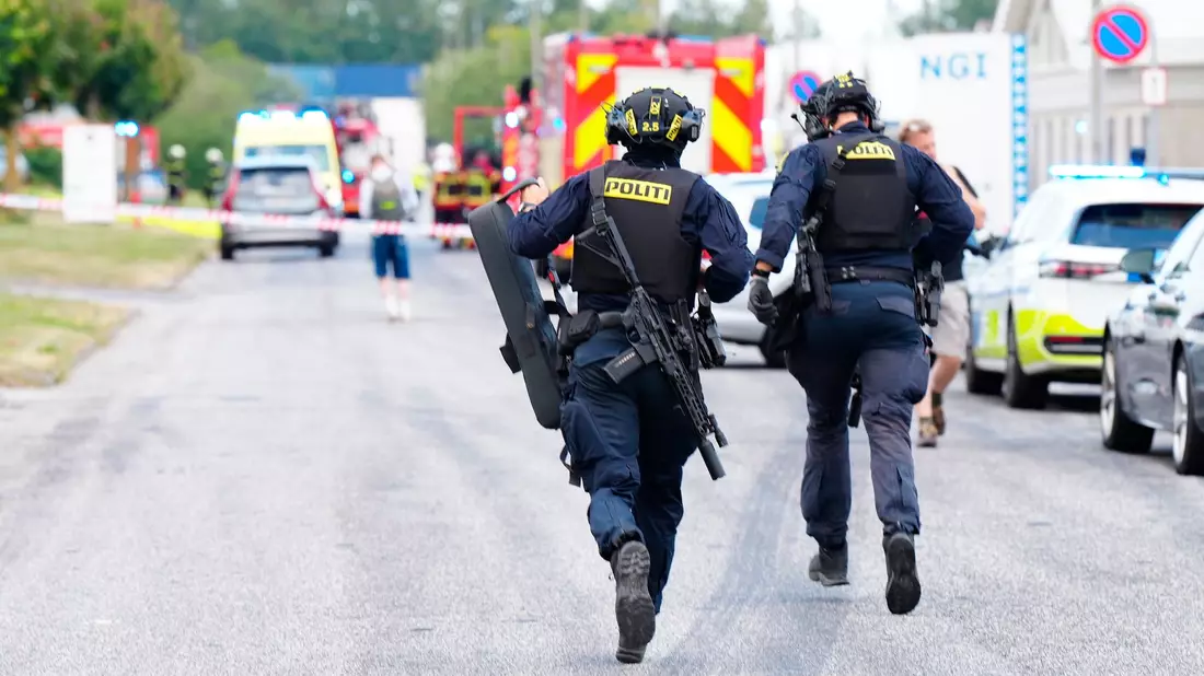 Einsatzkräfte auf dem Weg zum Tatort bei Aalborg. - Bild: Henning Bagger/Ritzau Scanpix Foto/AP/dpa