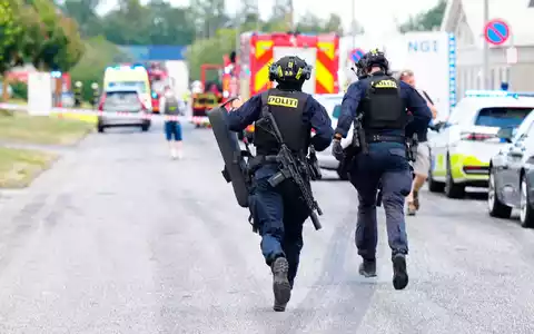 Einsatzkräfte auf dem Weg zum Tatort bei Aalborg. - Foto: Henning Bagger/Ritzau Scanpix Foto/AP/dpa