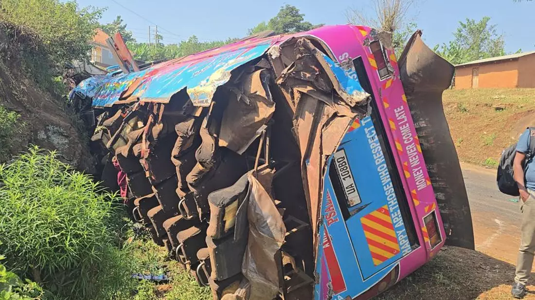 Es handelt sich nach Polizeiangaben um einen der schwersten Verkehrsunfälle des ostafrikanischen Landes in den vergangenen Jahren. - Bild: Uncredited/AP/dpa