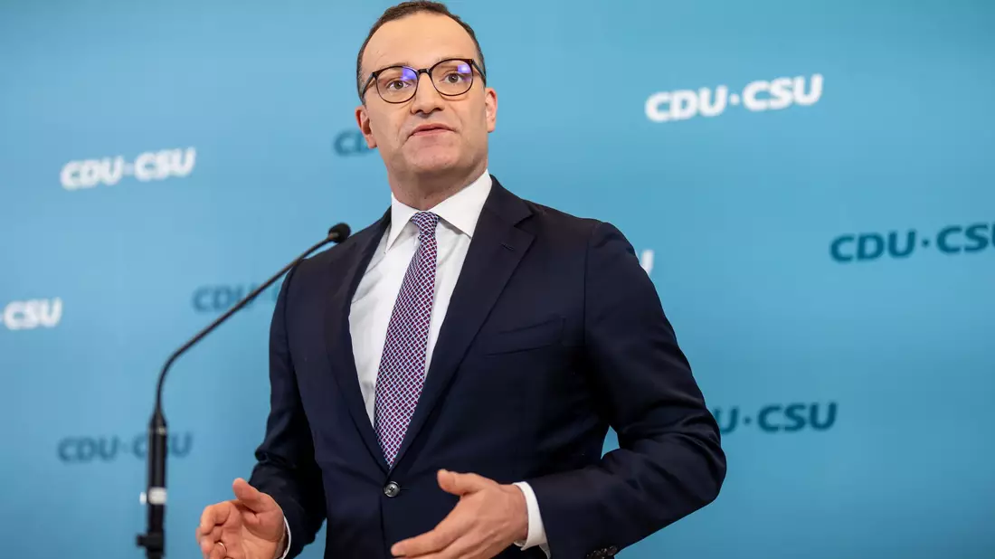 Unionsfraktionschef Jens Spahn erklärt sich zur Kontroverse über Leihmutterschaft. (Archivbild) - Bild: Michael Kappeler/dpa
