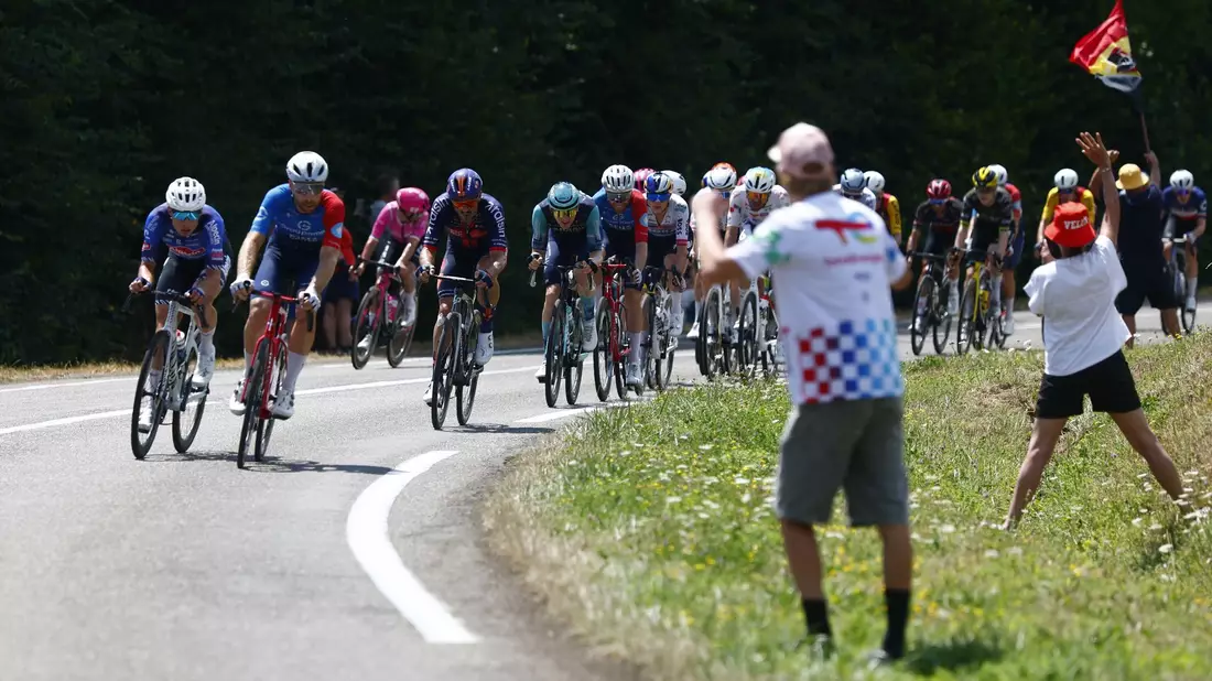 Radprofis auf der 13. Etappe der Tour de France.  - Bild: Pool Luca Bettini/Belga/dpa