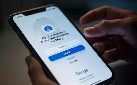 Nahaufnahme eines Smartphone-Bildschirms mit einer Phishing-Nachricht und einer verschwommenen Hand, die nach dem Telefon greift. - Foto: über boerse-global.de