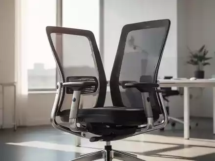 Ein moderner, ergonomischer Bürostuhl mit Netzrückenlehne und verstellbaren Armlehnen in einem hellen, minimalistischen Büro. - Foto: über boerse-global.de